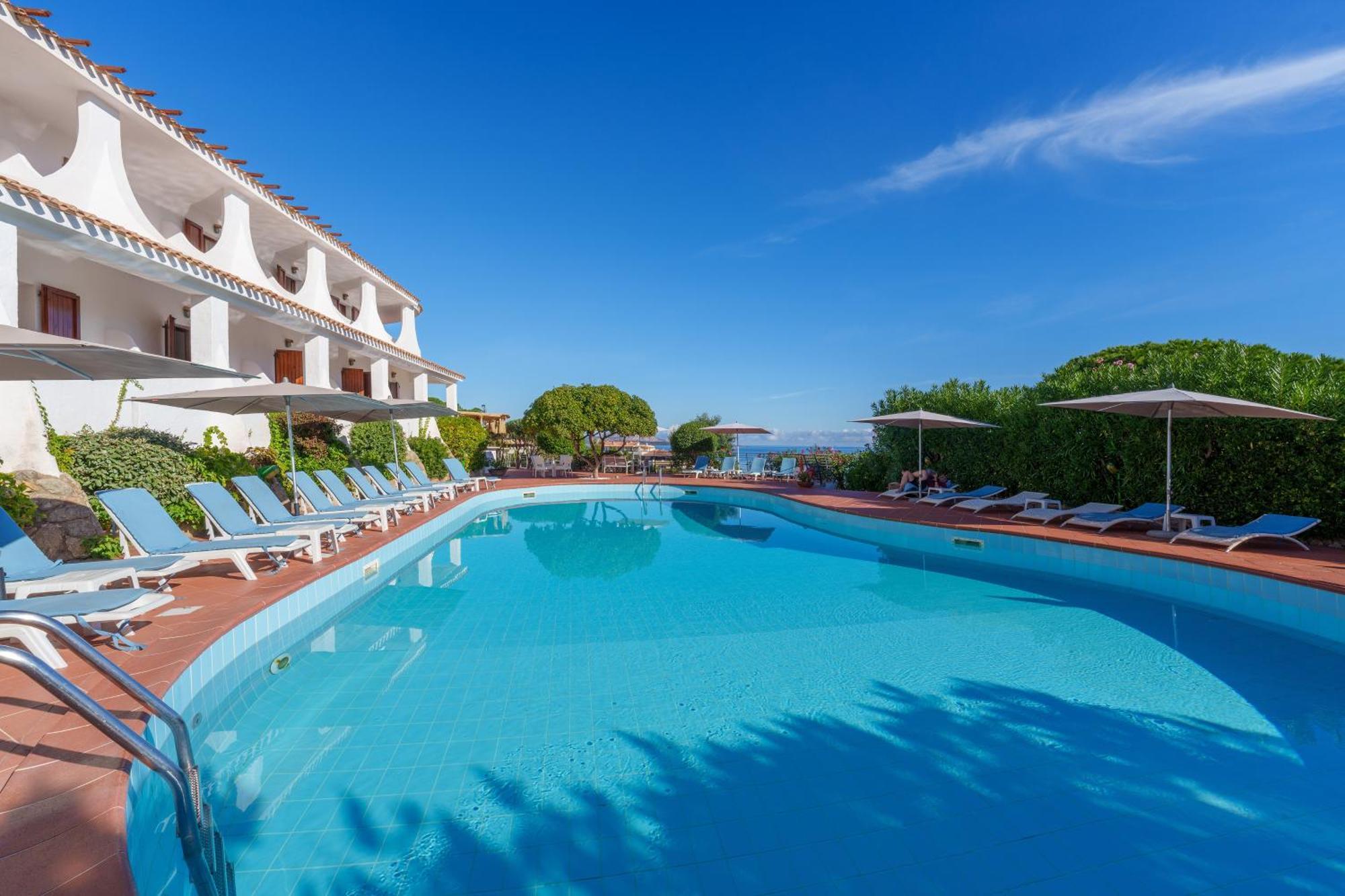 Hotel Punta Est Baja Sardinia Zewnętrze zdjęcie