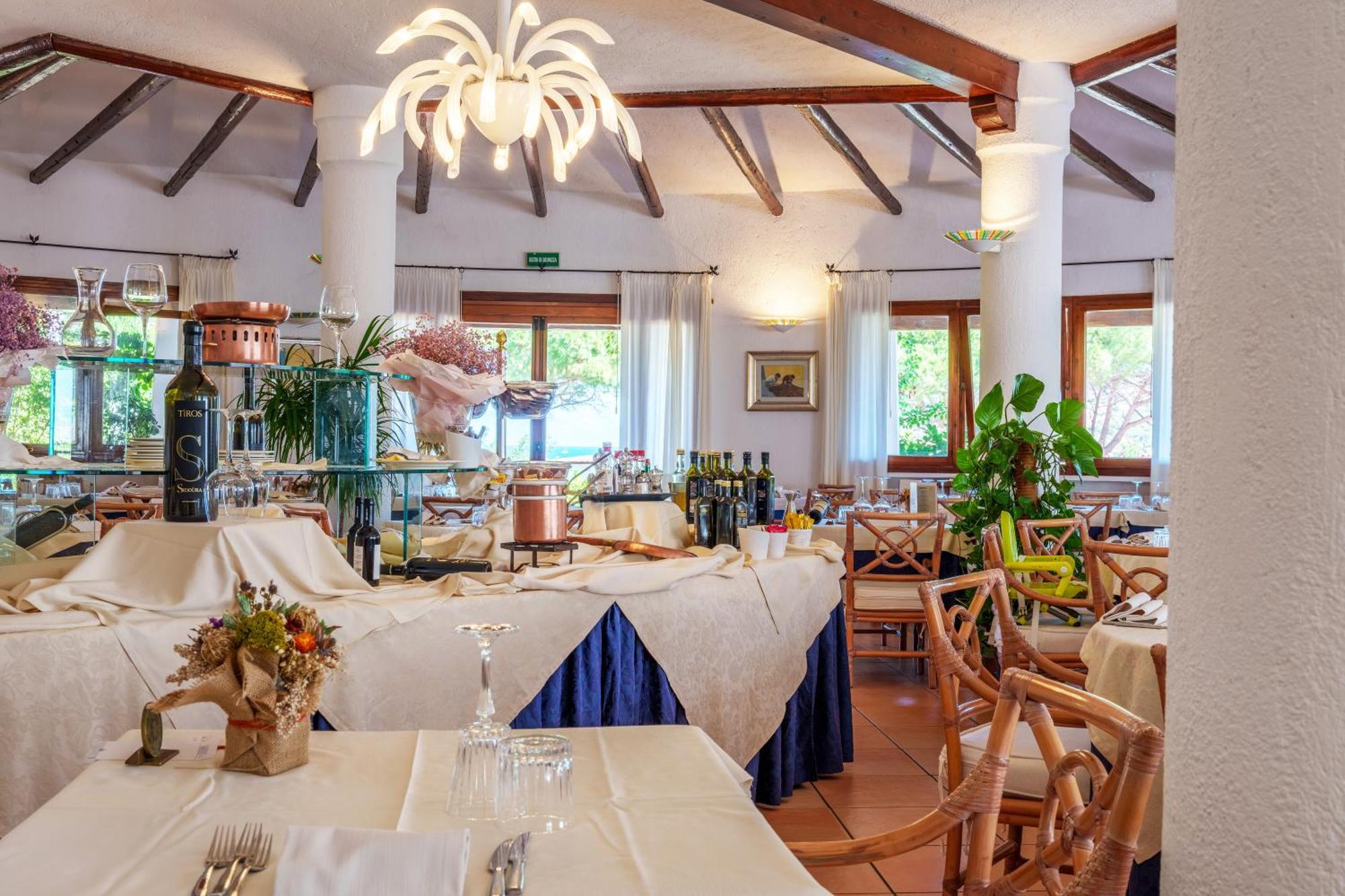 Hotel Punta Est Baja Sardinia Zewnętrze zdjęcie